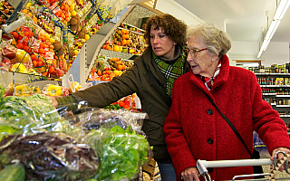 Według danych UOKiK seniorzy padają najczęściej ofiarą nieuczciwych transakcji. Dziś obchodzimy Światowy Dzień Konsumenta Według danych UOKiK seniorzy padają najczęściej ofiarą nieuczciwych transakcji. Dziś obchodzimy Światowy Dzień Konsumenta